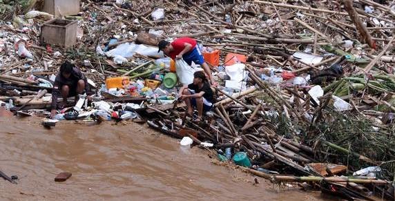쓰레기장을 방불케 하는 인도네시아 수도 자카르타 중부의 칠리웅강. 리푸탄6닷컴 캡처