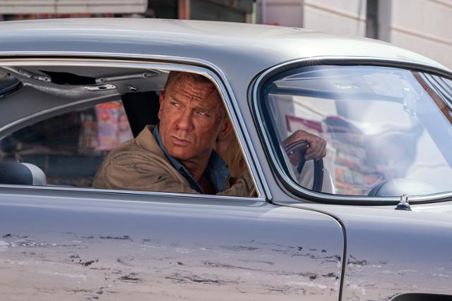 '007 노 타임 투 다이'에서 제임스 본드는 여전히 애스턴마틴을 운전하며 화려한 액션을 펼친다. 하지만 이전 '007'과 다른 결을 보인다. 유니버설픽쳐스 제공