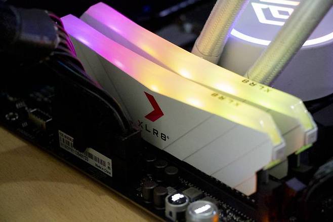방열판 상단의 RGB LED는 메인보드의 조명 시스템과 연계할 수 있다. 출처=IT동아