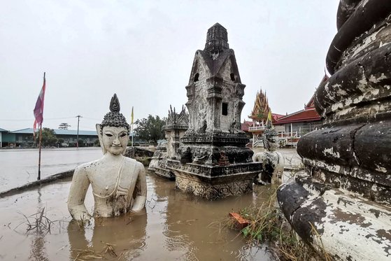 태국 수도인 방콕 북쪽에 위치한 역사도시 아유타야에 있는 한 사원이 홍수 피해를 입은 모습. [로이터=연합뉴스]