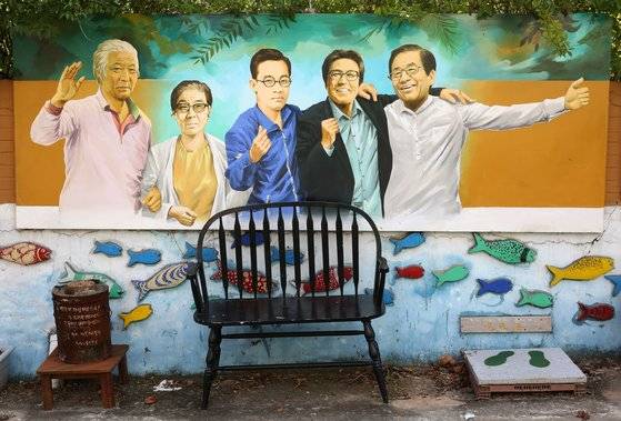 북교동 예술인 골목에 그려진 벽화. 왼쪽부터 화가 남농 허건, 소설가 박화성, 극작가 김우진, 평론가 김현, 극작가 차범석. 정태관 화가의 작품이다.