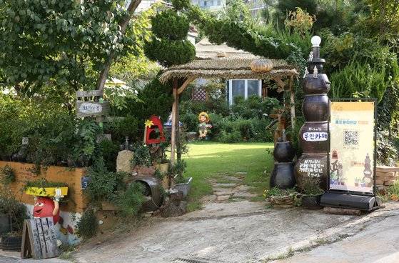 북교동 예술인 골목에 있는 '화가의 집'. 민가를 개조한 이 집을 정태관 화가가 문화공간이자 카페로 운영하고 있다. 옛날 김대중 대통령이 이 집에서 가정교사를 했었다고 한다.