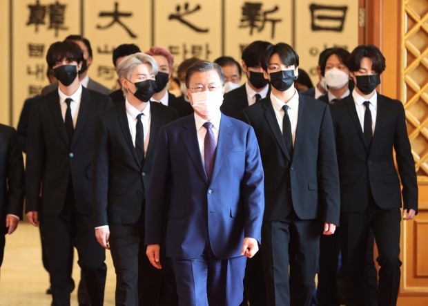 지난 14일 대통령 특별사절 임명장을 받고 문재인 대통령(맨앞)과 함께 걸어가는 BTS. /사진=연합뉴스