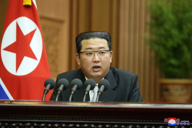 김정은 북한 국무위원장이 지난 29일 평양 만수대의사당에서 열린 최고인민회의 제14기 제5차 회의 2일 회의에서 시정연설을 했다고 조선중앙통신이 30일 보도했다. 조선중앙통신