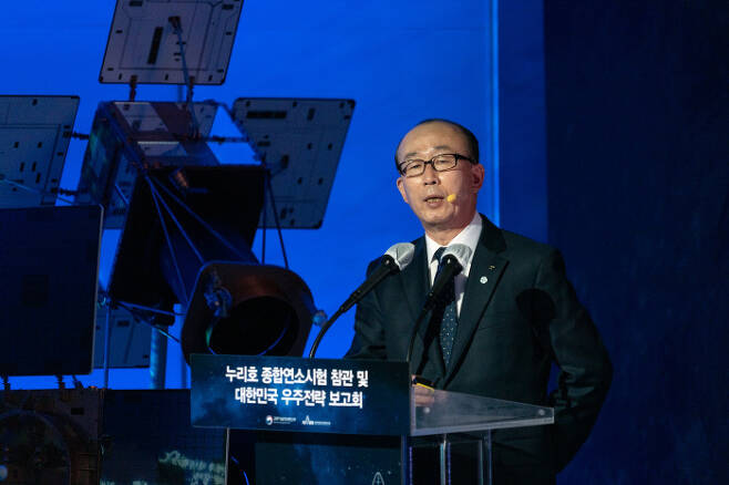 김지찬 LIG넥스원 대표이사가 지난 3월 고흥나로우주센터에서 개최된 대한민국 우주전략 보고회에서 뉴 스페이스 기업을 대표해 한국형 위성항법시스템(KPS)을 주제로 발표하고 있다.