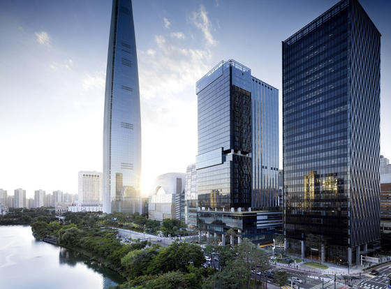 The new Sofitel Ambassador Seouol, center, opens Thursday beside Seokchon Lake in Songpa District, southern Seoul, steps away from the five-star Signiel Seoul, left. [SOFITEL AMBASSADOR SEOUL]