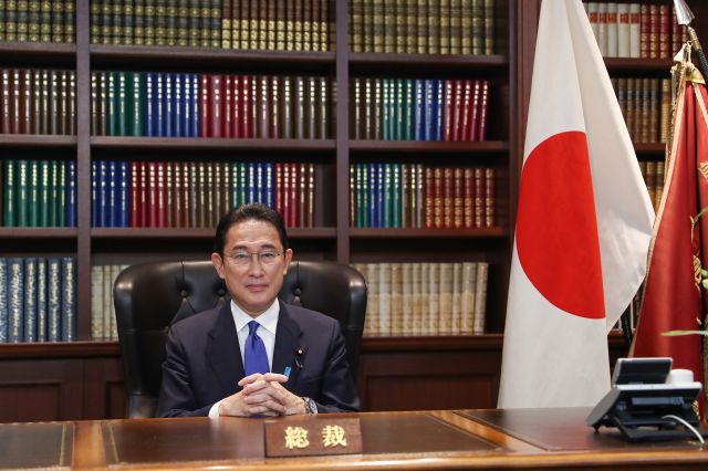 지난 29일 일본 집권 자민당 새 총재로 선출된 기시다 후미오 전 외무상이 도쿄 자민당 본부 총재실에서 기념촬영을 하고 있다. 기시다는 다음 달 4일 소집되는 임시국회에서 스가 요시히데 총리에 이어 제100대 일본 총리로 선출된다. AFP연합뉴스