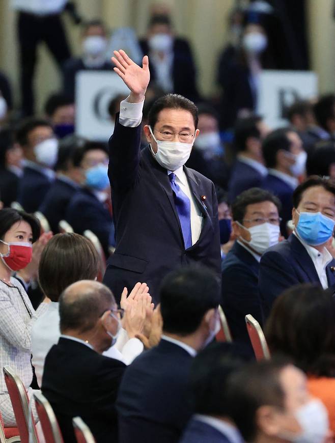 기시다 후미오 신임 자민당 총재가 선거 승리를 확인한 뒤 손을 흔들며 인사하고 있다./사진=AFP