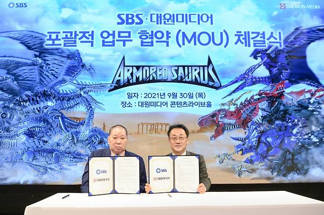 대원미디어-SBS MOU 체결식 모습. 정욱 대원미디어 회장(왼쪽)과 박기홍 SBS 콘텐츠전략본부장