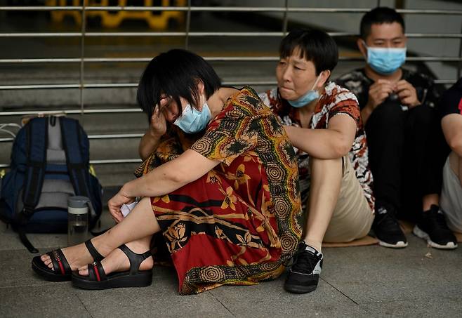 부동산 투자자들이 중국 선전 헝다그룹 사무실 앞에서 눈물을 흘리고 있다./사진=AFP