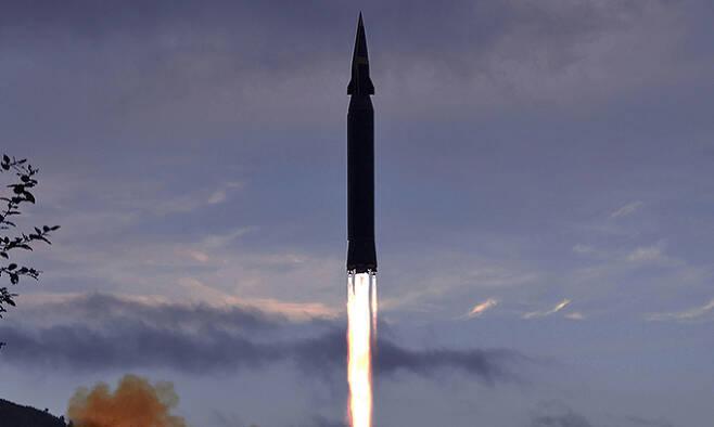 지난 28일 북한이 신형 극초음속 미사일이라고 주장하는 화성-8형이 북한 자강도 룡림군 도양리에서 시험 발사되고 있다. 평양=AP뉴시스