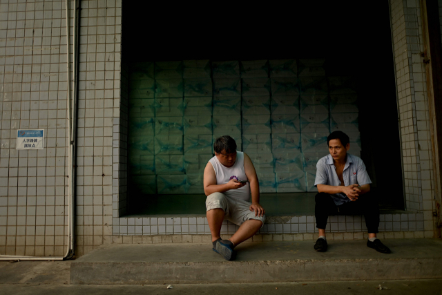 일감이 급격히 줄어든 중국 광둥성 선전의 한 중소 텔레비전 공장에서 29일 노동자들이 한가하게 시간을 보내고 있다. /AFP연합뉴스