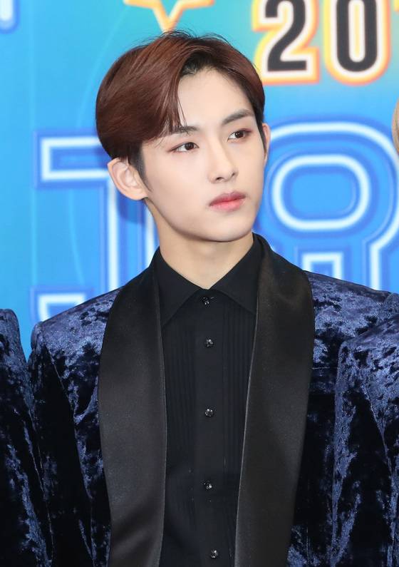 (서울=뉴스1) 권현진 기자 = NCT 2018 윈윈이 28일 오후 서울 영등포구 여의도동 KBS 신관 웨딩홀에서 열린 '2018 KBS 가요대축제’ 레드카펫 행사에 참석해 포즈를 취하고 있다. 2018.12.29/뉴스1