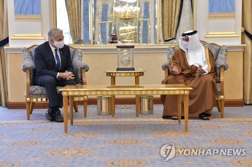 바레인 왕세자(오른쪽)을 면담하는 야이르 라피드 이스라엘 외무장관(왼쪽) [AP=연합뉴스]