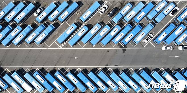 차고지에 시내버스가 주차돼 있다. 2021.9.30/뉴스1 © News1 김기태 기자