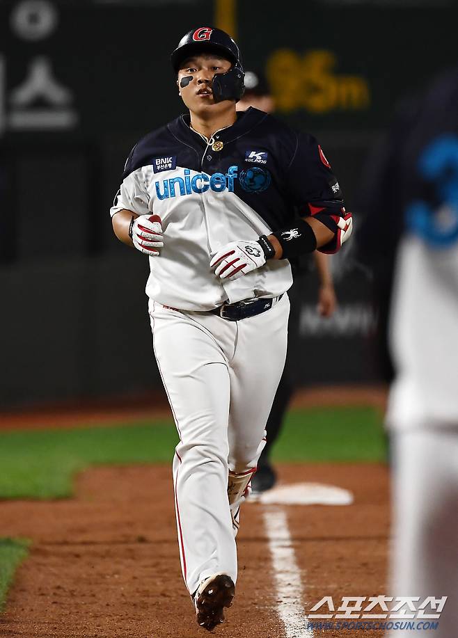 2021 KBO리그 롯데 자이언츠와 KT 위즈의 경기가 1일 부산 사직구장에서 열렸다. 4회말 2사 1루 롯데 한동희가 역전 투런포를 날린 뒤 그라운드를 돌고 있다. 부산=박재만 기자 pjm@sportschosun.com/2021.10.01/