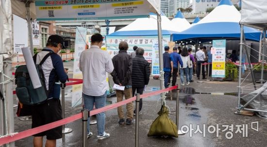 서울역 광장에 마련된 임시선별검사소를 찾은 시민들이 검사를 받기 위해 대기하고 있다./강진형 기자aymsdream@