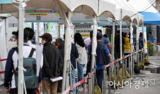 서울역 광장에 마련된 임시선별검사소를 찾은 시민들이 검사를 받기 위해 대기하고 있다./강진형 기자aymsdream@