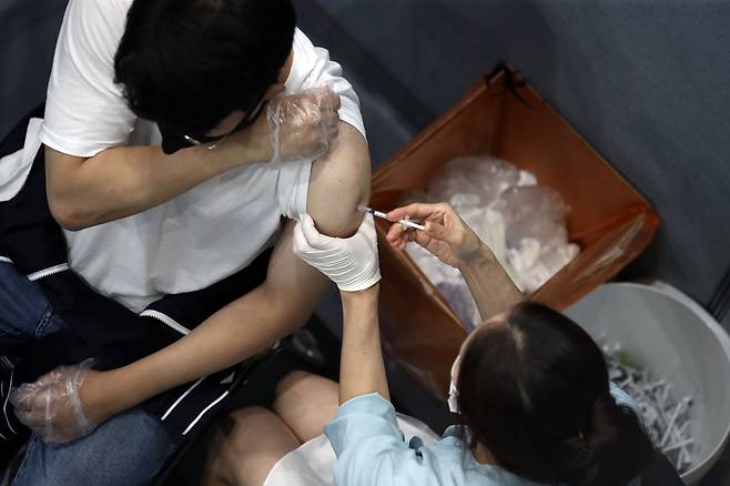지난달 30일 오후 서울 송파구 체육문화센터에 마련된 예방접종센터에서 한 시민이 백신 접종을 받고 있다./뉴시스