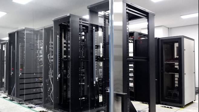 에스넷그룹이 연구개발(R&D)과 기술지원을 위한 스마트 사이언스 팩토리(S2F) 기술센터를 1일 오픈한다. 통합 LAB실 모습.