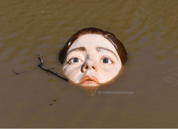 멕시코 예술가 루벤 오로즈코 기후위기 경고를 위해 스페인 강에 여성의 얼굴 조형물을 설치했다. 뉴시스 제공