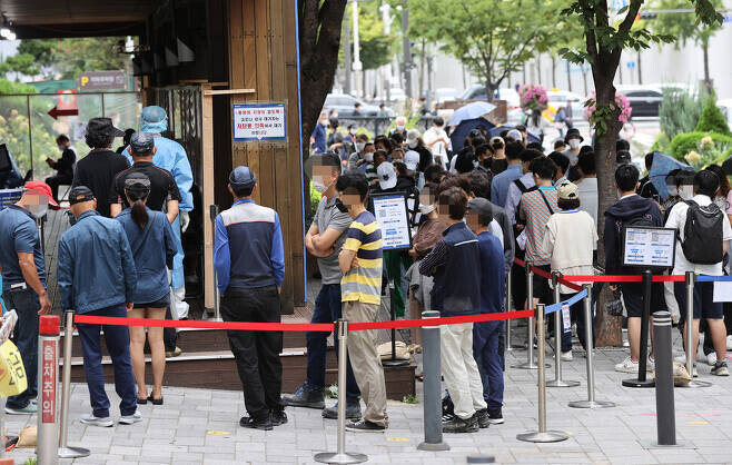 9월28일 오전 서울 송파구보건소 선별진료소에서 시민들이 코로나19 검사를 받기 위해 대기하고 있다. 연합뉴스