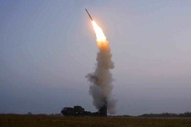 북한이 지난달 30일 실시된 신형 지대공 미사일 시험 발사 장면을 1일 공개했다. 김정은 국무위원장은 참관하지 않았다. 평양=노동신문 뉴스1
