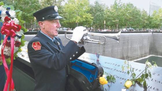 9·11 테러 20주년 추모 현장에서 진혼나팔을 불고 있는 뉴욕시 소방관 줄리우스 폰테코르보. 이광조 기자