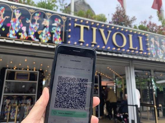 지난 5월 덴마크 코펜하겐에서 한 사용자가 코로나파스(Coronapas) 앱을 보여들고 있다. 신화통신