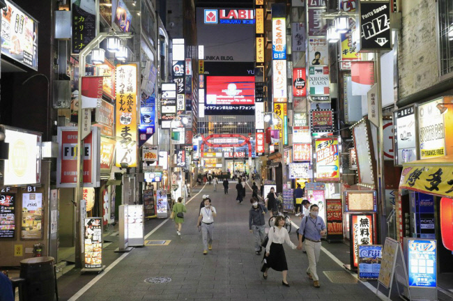 도쿄 신주쿠구 가부키초에서 음식점들이 영업하고 있다. 도쿄| AP연합뉴스