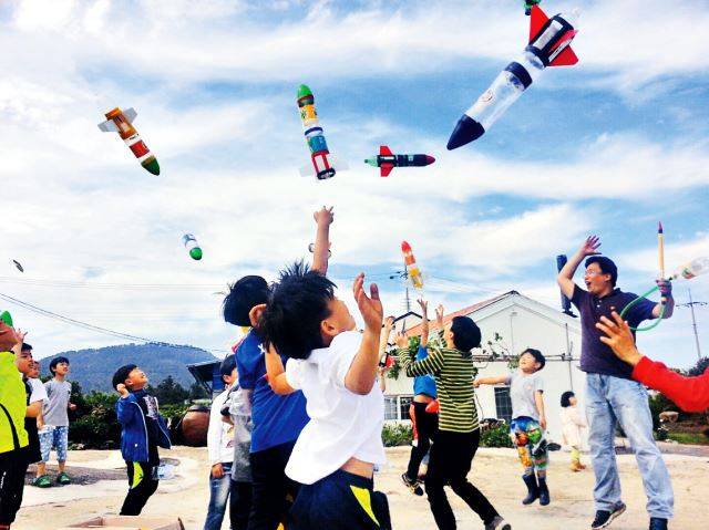 아이들이 성경+과학+역사 교실에서 직접 만든 물로켓을 하늘에 발사하며 즐거워하고 있다. 물로켓으로 자신의 몸집보다 큰 로봇을 쓰러뜨리는 실험을 통해 아이들은 하나님의 힘으로 골리앗을 이긴 다윗 이야기를 몸소 체험한다. 박은서 목사는 “아이들이 성경을 따분하게 여기는 대신 직접 경험하고 즐겼으면 한다”고 말했다. 박은서 목사 제공