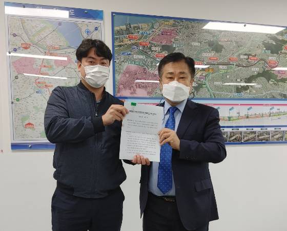 김군 하프 대표(사진 오른쪽)가 지난 30일 남서울경전철과 역명병기 사용에 대한 계약을 체결하고 기념 촬영 중이다/사진제공=하프