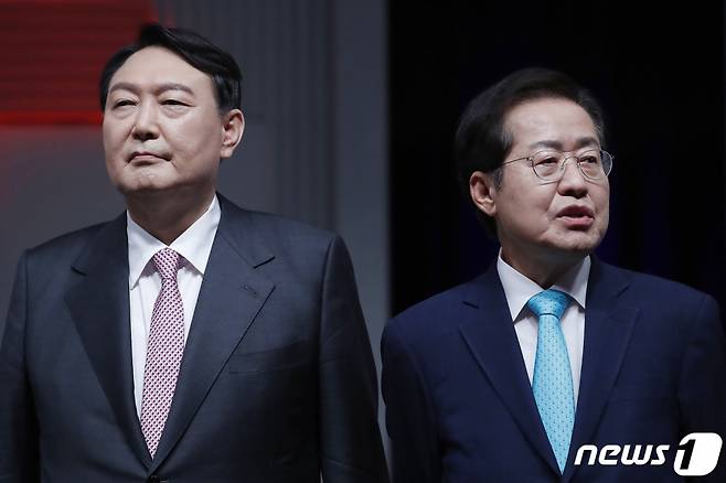 (서울=뉴스1) 국회사진취재단 = 국민의힘 윤석열, 홍준표 대선 경선 예비후보가 28일 서울 상암동 MBC에서 열린 대선 경선 4차 방송토론회 전 방송 진행 설명을 듣고 있다. 2021.9.28/뉴스1