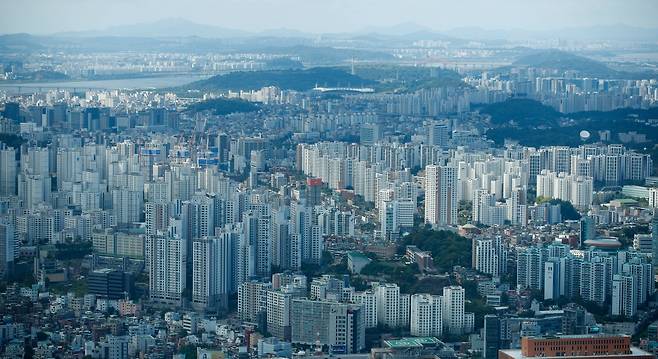 5대 시중은행의 가계대출 잔액이 처음으로 700조원을 넘어섰다. 사진은 지난달 22일 서울 용산구 남산N서울타워에서 바라본 도심 아파트단지./사진=뉴스1