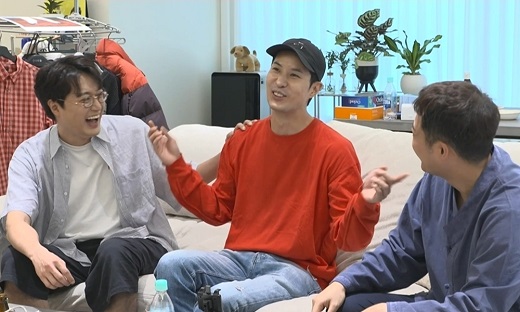 I Live Alone Jun Hyun-moo will hold a fierce price debate with Kim Ji-seok and Lee One who visited free meeting.The attention is focused on the price bargaining confrontation between the boss Jun Hyun-moo and the brain-sex guests who are raising the money for Donation.MBC I Live Alone, which is broadcasted at 11:10 pm on the first night, will show actor Kim Ji-seok and pre- groom Peppertones One who visited no-deal.Kim Ji-seok and Peppertones head One came to Jun Hyun-moos Donation party free party.The two said, I heard you were doing good things.The three people who met in a long time were the preliminary groom One who was about to marry singer and actor Bae Da Hae in November.I have a question, Lee said in an appearance on I Live Alone last June.I asked how to do things like meeting these days. The scene collected topics on SNS with the Interview spoiler image after the marriage announcement.Lee Jang-won, One, said, I guess I was unwittingly interested, Feelings is a pak (?)I will raise my expectations by releasing the behind-the-scenes story that I have never heard from the first meeting with the bride-to-be to the topic of the spoiler and the impression after the marriage announcement through I Live Alone.In addition, Kim Ji-seok is tired of the bombing of Ones comment that exceeds the sweet limit, and I am alone in the middle of the night, and I am shooting one shot of the noodles.Kim Ji-seok and Lee Jang One, who have finished their current talk and are in full swing shopping, will show brainy-sex moments that show off niche knowledge.The shopping has also been smooth, but the no-deal Reversal story is waiting for Friday night to be laughed.Jun Hyun-moo, owner of No-Washington, said, The price will be decided through discussion.It is expected to raise expectations by foreshadowing the price bargaining of three people who boast of the charm of brain sexy and brain sexy.It airs at 11:10 p.m. on the first night.