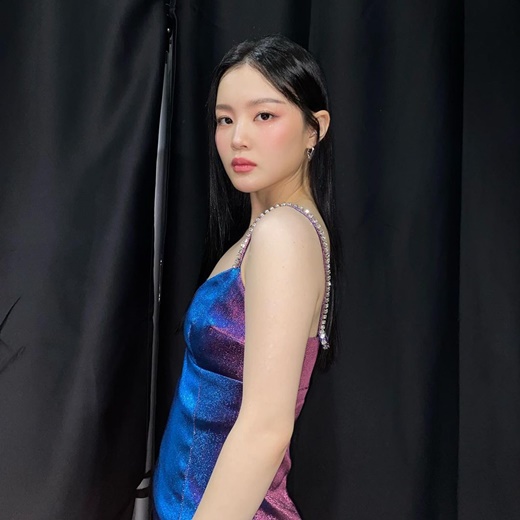 Singer Lee Hi showed off her sexy charm.Lee Hi posted several photos on his instagram on the 30th without any comment.Lee Hi, who has long straight hair, is glamorously looking at the camera. Lee Hi adds an alluring atmosphere with a red makeup.Lee Hi also emanated a dreamy charm in a blue, purple-graded boutique dress.Even in a bold dress with a shoulder line and a chest line, I showed off the perfect body line without any fuss and impressed.The netizens who watched this left various reactions such as My child is good, It is a goddess and It is the most beautiful these days!!Lee Hi released his Regular 3rd album 4 ONLY on the 9th of last month.