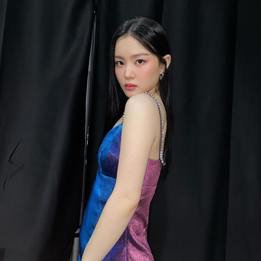 Singer Lee Hi showed off her sexy charm.Lee Hi posted several photos on his instagram on the 30th without any comment.Lee Hi, who has long straight hair, is glamorously looking at the camera. Lee Hi adds an alluring atmosphere with a red makeup.Lee Hi also emanated a dreamy charm in a blue, purple-graded boutique dress.Even in a bold dress with a shoulder line and a chest line, I showed off the perfect body line without any fuss and impressed.The netizens who watched this left various reactions such as My child is good, It is a goddess and It is the most beautiful these days!!Lee Hi released his Regular 3rd album 4 ONLY on the 9th of last month.