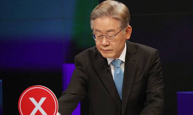 이재명 더불어민주당 대선 예비후보가 30일 서울 중구 TV조선에서 열린 방송토론회를 준비하고 있다. 뉴스1