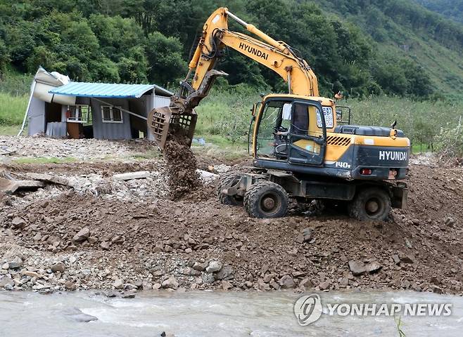 중장비로 둑 복구 (포항=연합뉴스) 손대성 기자 = 2일 경북 포항시 북구 죽장면 한 하천 주변에서 작업자가 굴착기로 둑을 복구하고 있다.
죽장면은 지난달 24일 태풍 오마이스와 저기압에 따른 집중호우가 이어지면서 큰 피해가 났다. 2021.9.2 sds123@yna.co.kr