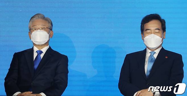 더불어민주당 이재명 대선 예비후보와 이낙연 예비후보가 1일 오후 제주시 오등동 호텔난타에서 열린 제주 경선에서 결과 발표를 기다리고 있다. 이재명 후보는 이날 대의원·권리당원의 온라인·ARS투표를 집계한 결과, 유효투표수 6971표 중 3944표(득표율 56.75%)를 얻어 이낙연 후보(2482표, 35.71%)에 21.04%포인트(p) 앞선 승리를 거뒀다. 2021.10.1/뉴스1 © News1 오현지 기자