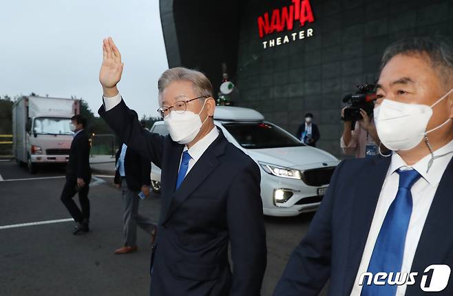 더불어민주당 이재명 대선 예비후보와 이낙연 예비후보가 1일 오후 제주시 오등동 호텔난타에서 열린 제주 경선에서 승리한 후 지지자들과 인사를 나누고 있다. 이재명 후보는 이날 대의원·권리당원의 온라인·ARS투표를 집계한 결과, 유효투표수 6971표 중 3944표(득표율 56.75%)를 얻어 이낙연 후보(2482표, 35.71%)에 21.04%포인트(p) 앞선 승리를 거뒀다. 2021.10.1/뉴스1 © News1 오현지 기자