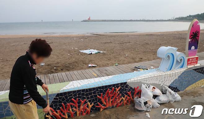 2일 오전 쓰레기가 가득한 제주시 이호테우해수욕장에서 한 주민이 쓰레기를 치우고 있다. 2021.10.2/뉴스1© News1