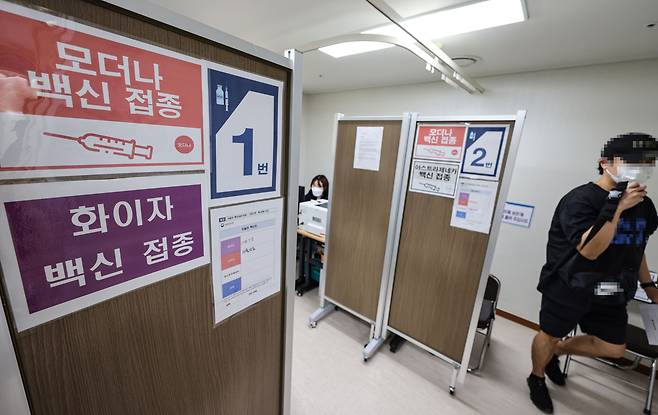 한 시민이 서울 양천구 홍익병원에서 모더나 백신을 접종받은 뒤 떠나고 있다. /연합뉴스