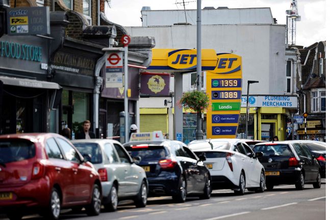 영국의 주유 대란이 진정되지 않고 있는 가운데 런던 동부 레이턴의 한 주유소 주변에 차량이 줄지어 차례를 기다리고 있다. ⓒ런던 AFP=연합뉴스
