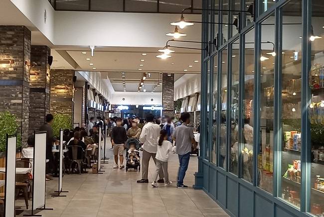 경기도에 위치한 한 프리미엄 아웃렛 푸드코트는 지난달 25일 저녁 6시 이후에도 사람들로 붐비고 있다.