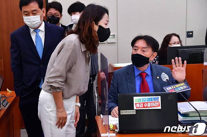 (서울=뉴스1) 구윤성 기자 = 1일 오전 서울 여의도 국회에서 열린 외교통일위원회의 외교부·한국국제협력단·한국국제교류재단·재외동포재단 등에 대한 국정감사가 대장동 개발 의혹을 둘러싼 여야의 공방으로 정회된 가운데 이재정, 김석기 여야 간사가 대화하고 있다. 2021.10.1/뉴스1