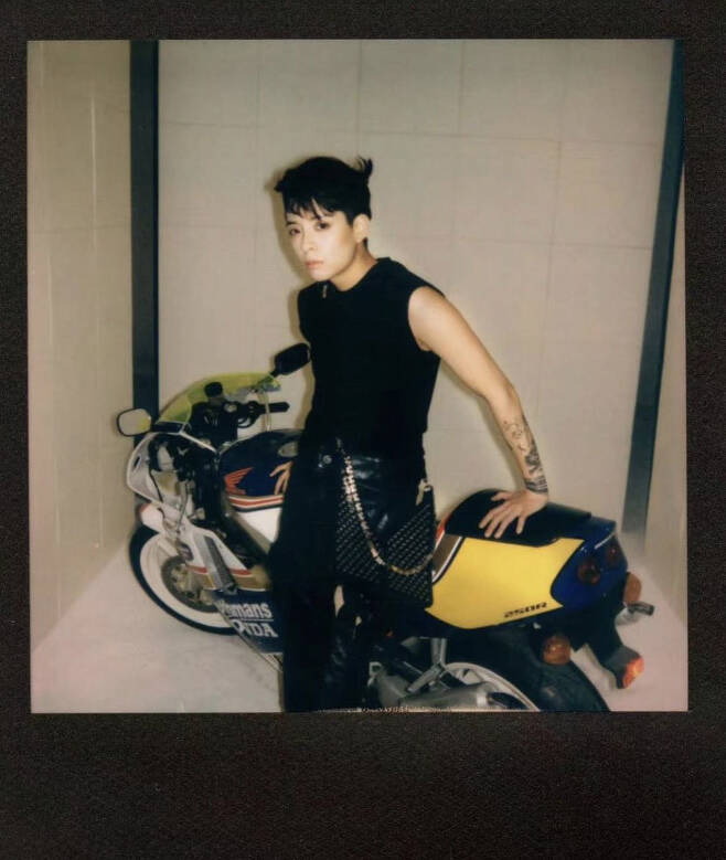 Amber Liu posted a picture on her instagram on the 3rd with an article called vroom vroom.In the photo, Amber Liu is wearing a black sleeveless sleeveless and expresses her extraordinary charisma. Standing on a motorcycle with both hands, it looks like a scene of a picture.Meanwhile, Amber Liu, who made her f(x) debut in September 2009, signed a contract with her US agency after her contract with SM Entertainment ended in September 2020.F(x) has been loved by many for hits such as Lachata (LA chA TA), Chu~), NU Yepio (NU ABO), Pinocchio, Hot Summer and Electric Shock.