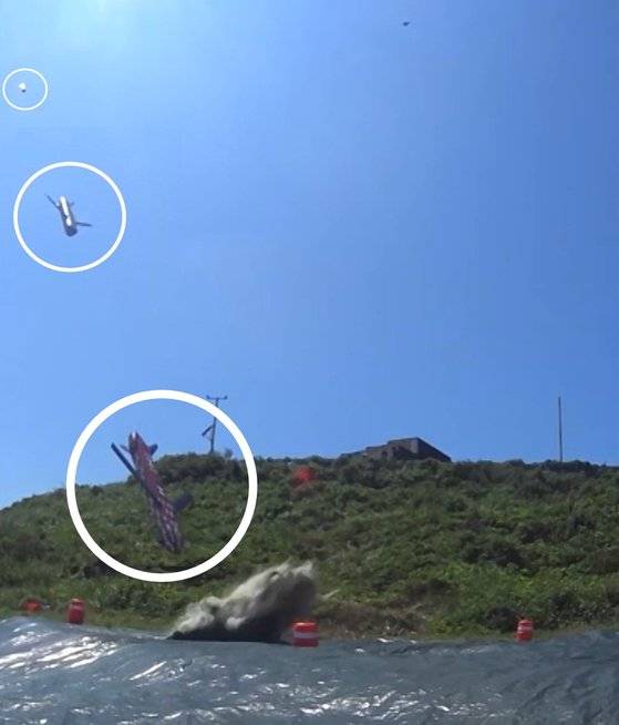 장거리 공대지 유도탄이 목표 지점에 정확하게 명중하고 있다. 방위사업청