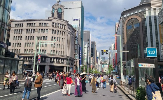 3일 오후 차량을 통제하는 '보행자천국'이 실시 중인 일본 도쿄 긴자 대로를 마스크를 쓴 시민들이 지나고 있다. 이영희 기자