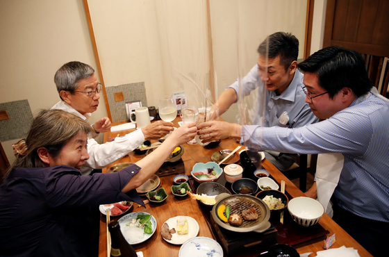 일본에서 코로나19 긴급사태가 해제된 첫날인 지난 1일, 도쿄의 한 식당에서 시민들이 술잔으로 건배를 하고 있다. [로이터=연합뉴스]